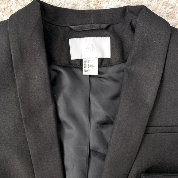 Classic Black Blazer - Picture 4 of 4